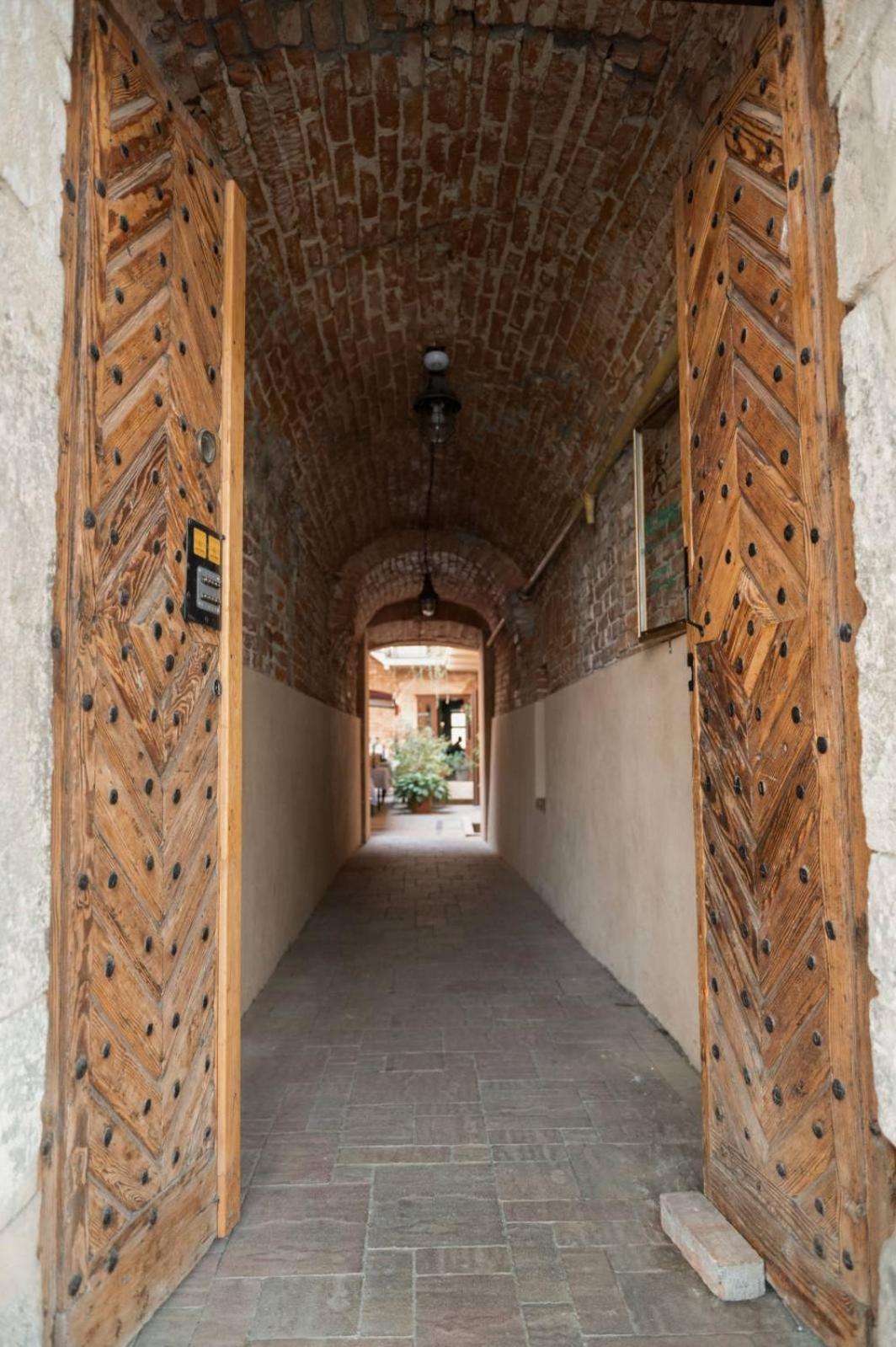 Apart Yaroslava Osmomysla 9 Square - City Center Lviv Buitenkant foto
